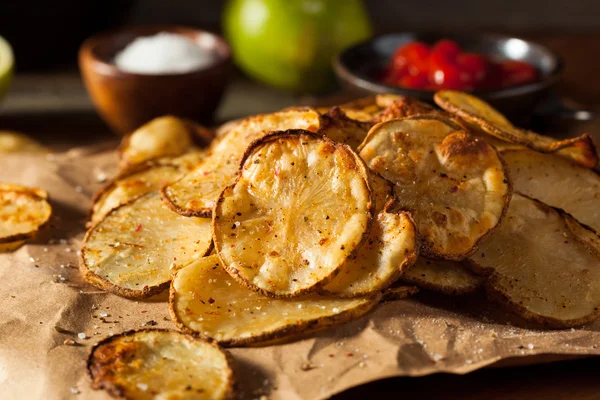 Hausgemachte würzige Limetten und Paprika gebackene Kartoffelchips — Stockfoto