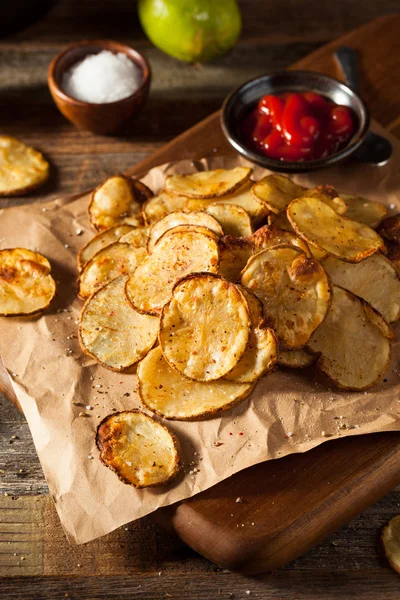 Homemade Spicy LIme and Pepper Baked Potato Chips — Stock Photo, Image