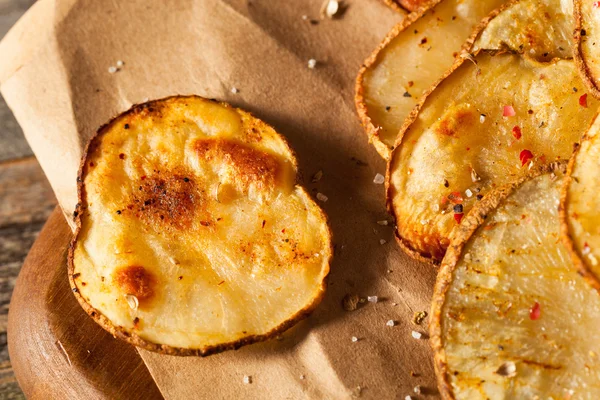 Zelfgemaakte Spicy-Lime en peper gebakken aardappel Chips — Stockfoto