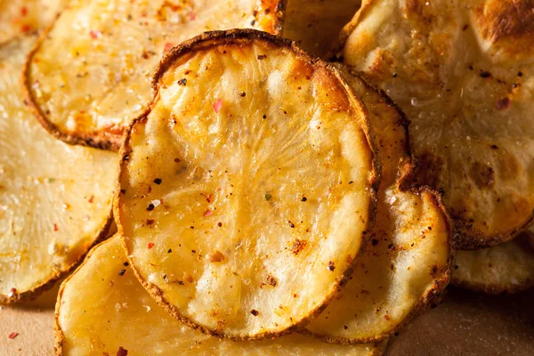Pişmiş patates cipsi ev yapımı baharatlı kireç ve biber — Stok fotoğraf