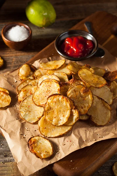 Homemade Spicy LIme and Pepper Baked Potato Chips — Stock Photo, Image