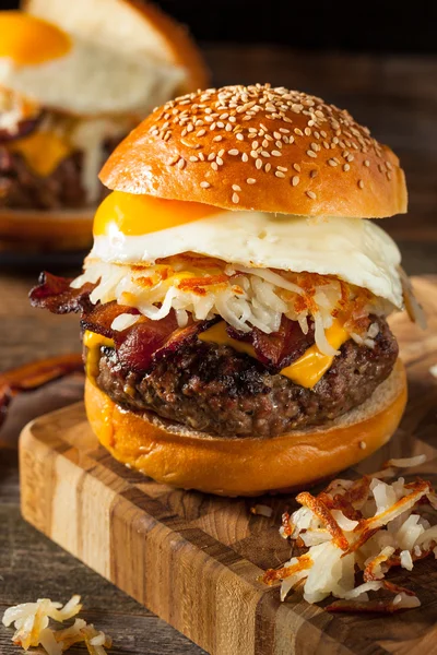 Sarapan Buatan sendiri Cheeseburger dengan Bacon — Stok Foto