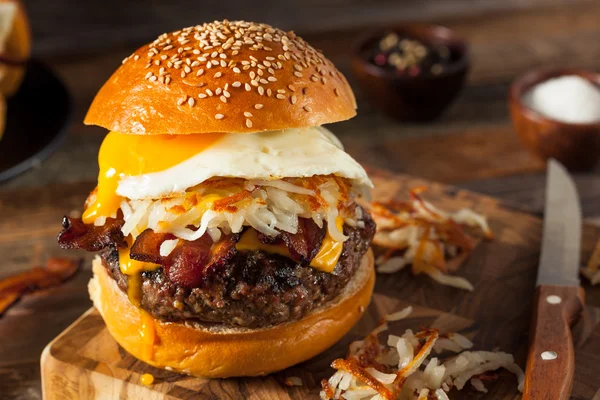 Zelfgemaakte ontbijt met Bacon Cheeseburger — Stockfoto