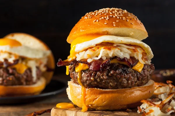 Homemade Breakfast Cheeseburger with Bacon — Stock Photo, Image