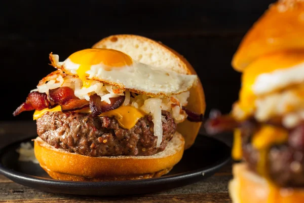 Homemade Breakfast Cheeseburger with Bacon — Stock Photo, Image