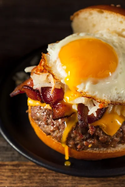 Házi készítésű reggelivel sajtburger szalonnával — Stock Fotó