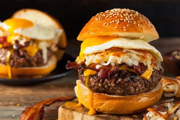 Homemade Breakfast Cheeseburger with Bacon — Stock Photo, Image