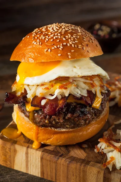Pequeno-almoço caseiro Cheeseburger com Bacon — Fotografia de Stock