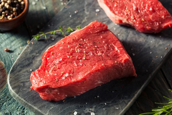 Raw bio trávy krmil Steak ze svíčkové — Stock fotografie