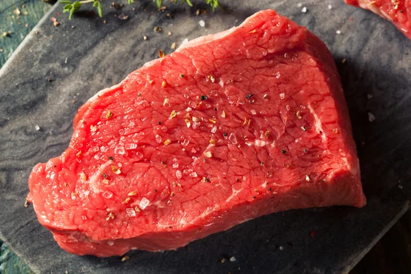 Filete de solomillo alimentado con hierba orgánica cruda —  Fotos de Stock