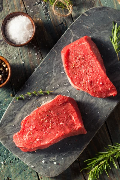 Filete de solomillo alimentado con hierba orgánica cruda — Foto de Stock