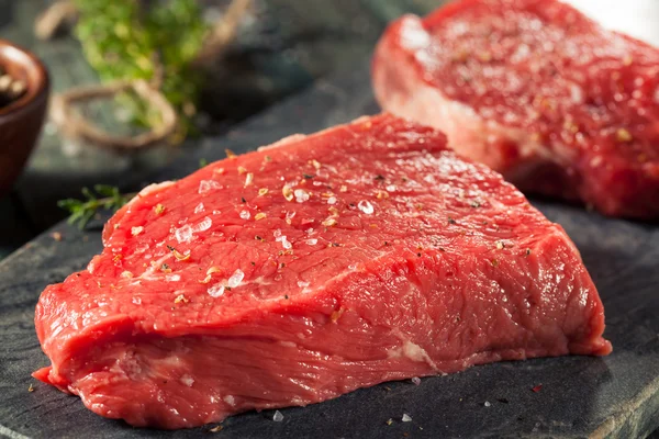 Raw Organic Grass Fed Sirloin Steak — Stock Photo, Image