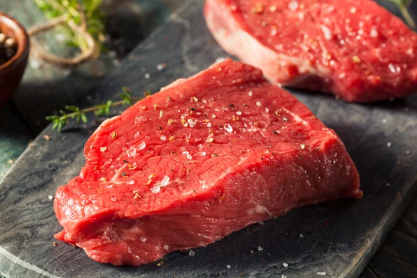Raw bio trávy krmil Steak ze svíčkové — Stock fotografie