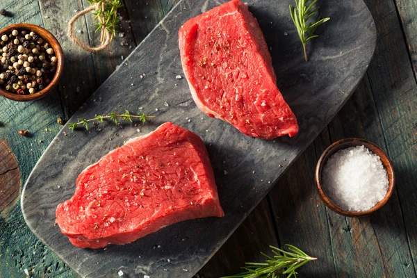 Nyers szerves fű táplált bélszín Steak — Stock Fotó