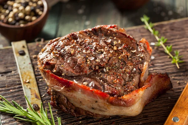 Bife de lombo embrulhado de bacon de grama orgânica — Fotografia de Stock