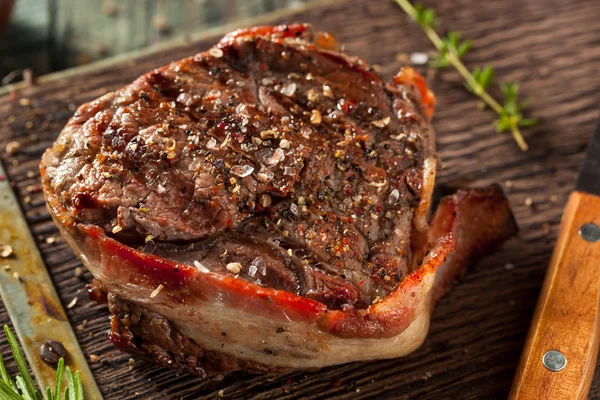 Organický trávy Fed slaninou zabalené Steak ze svíčkové — Stock fotografie