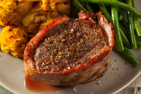 Organický trávy Fed slaninou zabalené Steak ze svíčkové — Stock fotografie