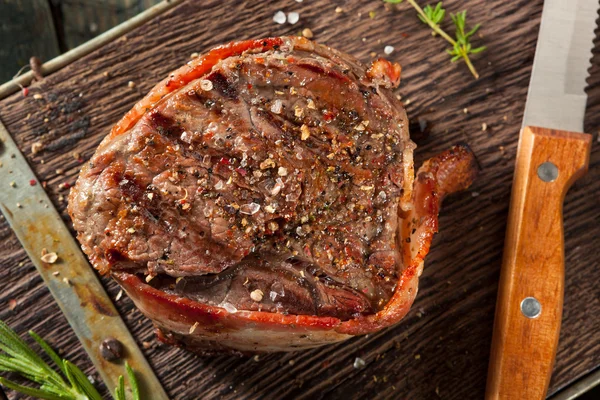 Bio-Gras mit Speck umwickeltes Roaststeak — Stockfoto