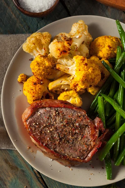 Biologische gras Fed spek gewikkeld entrecote — Stockfoto