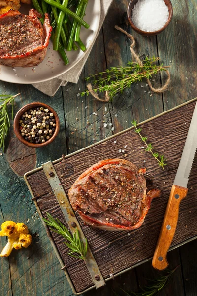 Bife de lombo embrulhado de bacon de grama orgânica — Fotografia de Stock