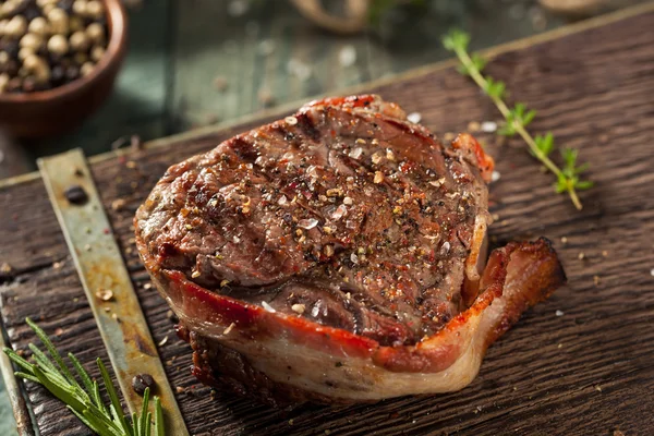 Bife de lombo embrulhado de bacon de grama orgânica — Fotografia de Stock