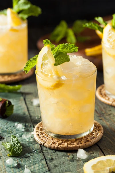 Hausgemachter alkoholischer Bourbon Whiskey Smash — Stockfoto