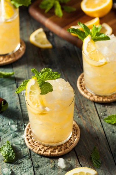 Homemade Boozy Bourbon Whiskey Smash — Stock Photo, Image