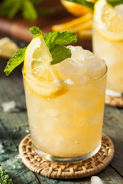 Hausgemachter alkoholischer Bourbon Whiskey Smash — Stockfoto