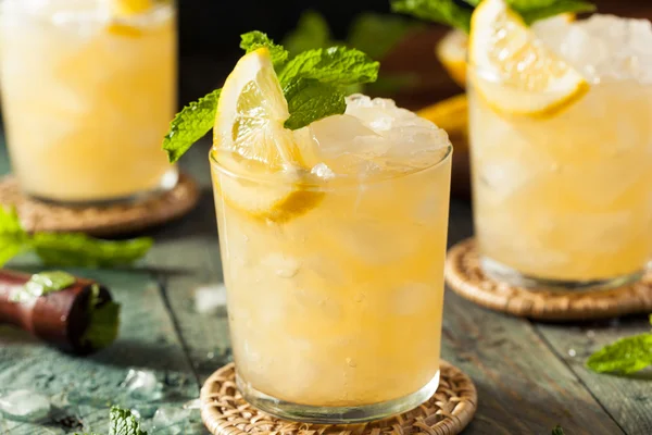 Homemade Boozy Bourbon Whiskey Smash — Stock Photo, Image