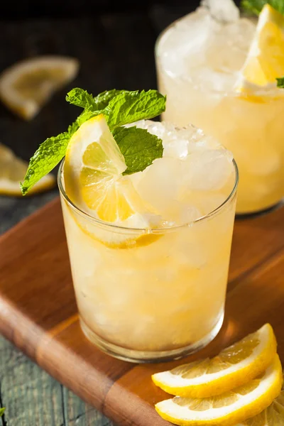 Hausgemachter alkoholischer Bourbon Whiskey Smash — Stockfoto