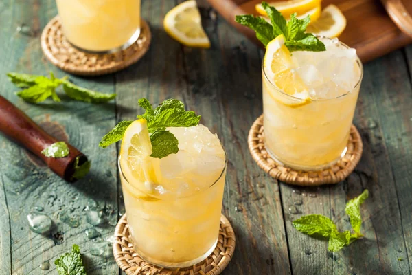 Homemade Boozy Bourbon Whiskey Smash — Stock Photo, Image