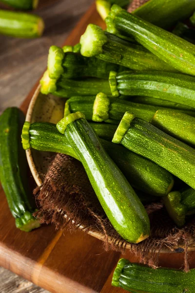 Råa gröna ekologiska Baby Zucchini — Stockfoto