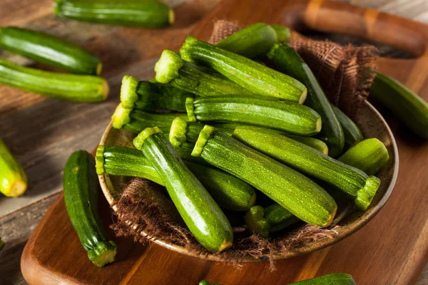 Сирих зелених органічних Baby цукіні — стокове фото