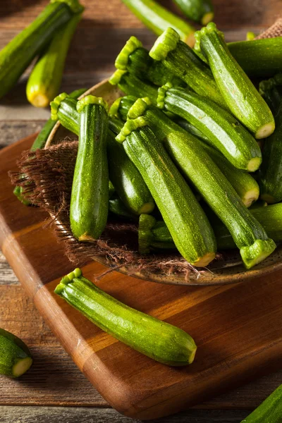 Rauwe groene organische Baby courgette — Stockfoto