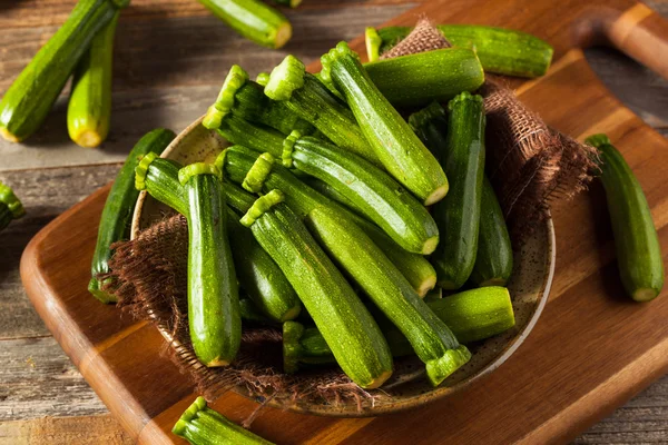 Verde crudo bebé orgánico calabacín — Foto de Stock