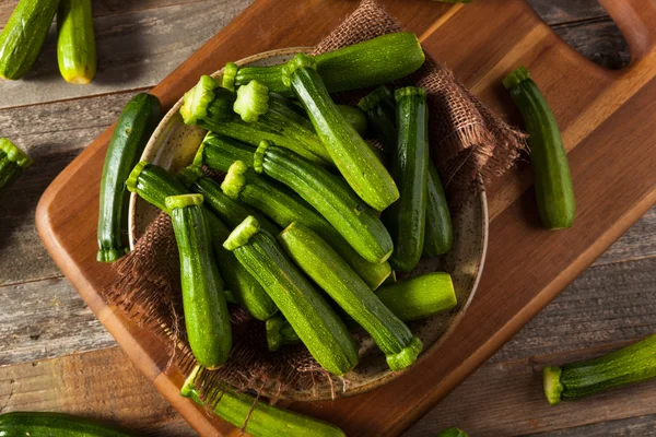 Verde crudo bebé orgánico calabacín — Foto de Stock