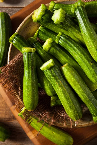 Rauwe groene organische Baby courgette — Stockfoto