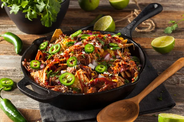 Barbecue fatto in casa Tirato maiale Nachos — Foto Stock