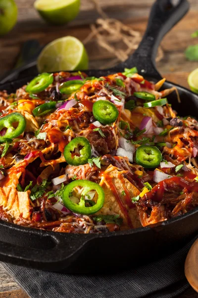 Barbecue fatto in casa Tirato maiale Nachos — Foto Stock