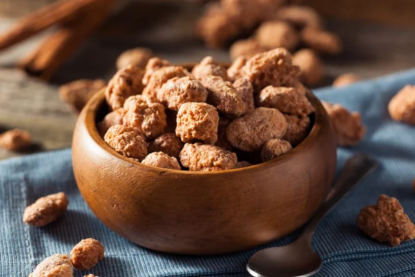 Mandorle ricoperte di cannella dolce fatta in casa — Foto Stock