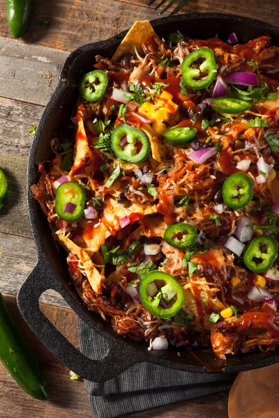 Barbecue fatto in casa Tirato maiale Nachos — Foto Stock