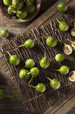 Ham yeşil Tay patlıcan