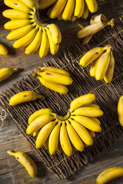 Raw bio žlutý Baby banány — Stock fotografie