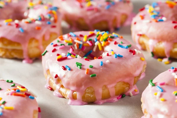 Домашние сладкие пончики с розовой глазурью — стоковое фото