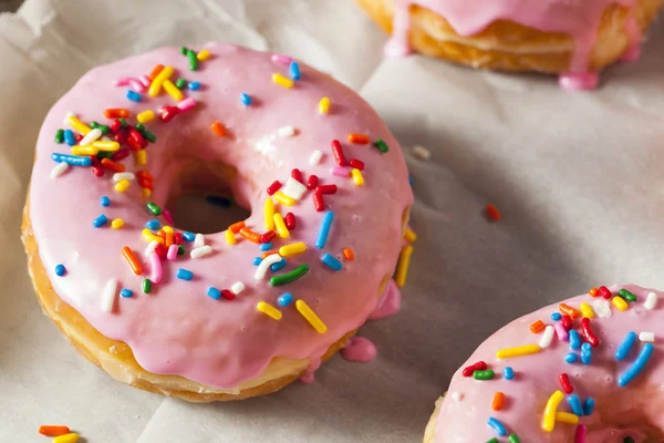 Donuts doces caseiros com cobertura rosa — Fotografia de Stock