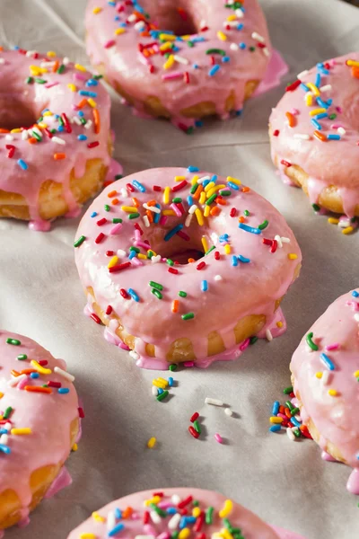 Домашние сладкие пончики с розовой глазурью — стоковое фото