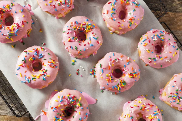 Hemgjord Sweet Donuts med rosa glasyr — Stockfoto