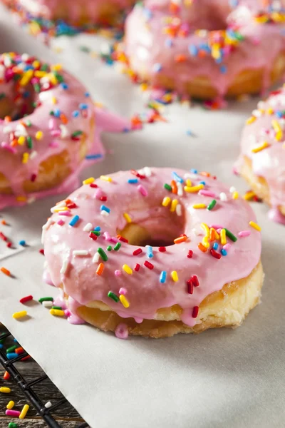 Hemgjord Sweet Donuts med rosa glasyr — Stockfoto