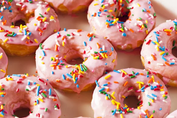 Hemgjord Sweet Donuts med rosa glasyr — Stockfoto