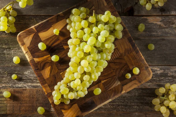 Raw Green Organic Champagne Grapes — Stock Photo, Image